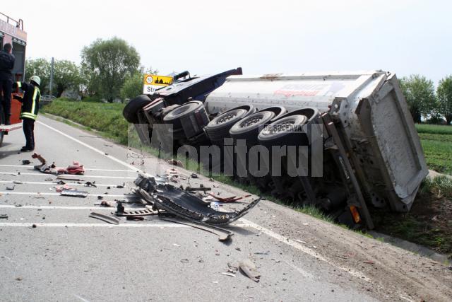 Camionul s-a răsturnat în şanţ, pe sensul sau de mers