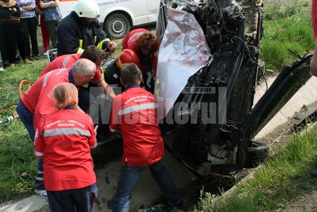 Scoasă din maşină cu mare greutate, femeia a fost preluată de o ambulanţă şi dusă la spital