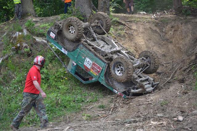 Maşină răsturnată la probele de trial Foto: orasulsuceava.ro