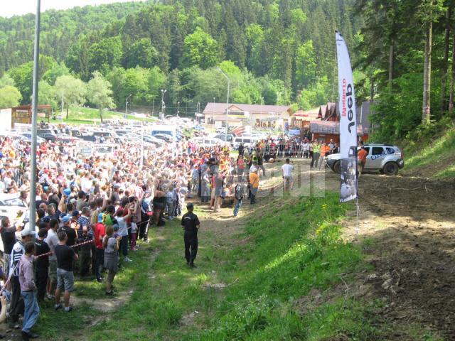 Multime adunata sa admire spectacolul de la Bucovina Offroad