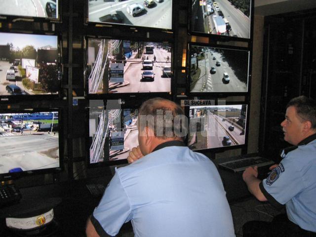 Imaginile transmise de camerele video sunt supravegheate non-stop de poliţişti comunitari