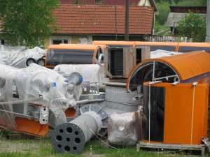 Piesele care ar urma să fie folosite la viitoarea telegondolă stau aruncate într-o parcare din Câmpulung Moldovenesc