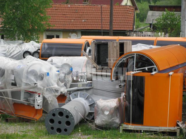 Piesele care ar urma să fie folosite la viitoarea telegondolă stau aruncate într-o parcare din Câmpulung Moldovenesc