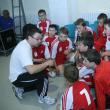 Antrenorul Răzvan Bernicu le explică micilor săi elevi tactica de joc