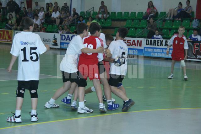 Echipa de minihandbal a LPS Suceava a reuşit să devină vicecampioană naţională, după un turneu final jucat pe teren propriu