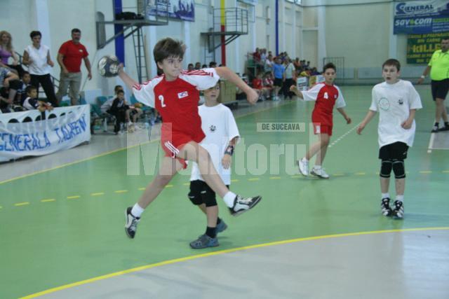 Echipa de minihandbal a LPS Suceava a reuşit să devină vicecampioană naţională, după un turneu final jucat pe teren propriu