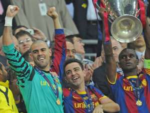 Eric Abidal ridicând trofeul în calitate de căpitan al Barcelonei Foto: Mediafax