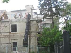 Demolarea casei ridicate ilegal în centrul municipiului Suceava a continuat şi ieri