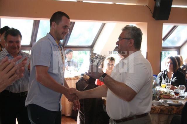 Adrian Chiruţ, căpitanul formaţiei sucevene, a primit cupa pentru locul trei din mâna primarului Ion Lungu