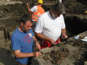 Arheologii Sorin Dejan şi Florin Hău şi câteva fragmente de ceramică descoperite