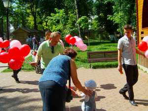 Membrii Organizaţiei Municipale Suceava a PSD au împărţit peste 1.000 de baloane şi ciocolate copiilor