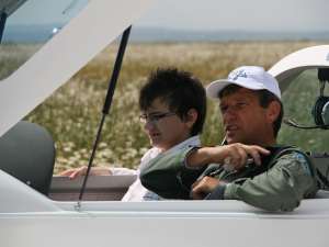 Alexandru Scheul, gata de decolare, însoţit de unul dintre olimpicii suceveni