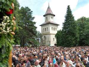 Sute de credincioşi, prezenţi la Hramul Catedralei Arhiepiscopale din Suceava