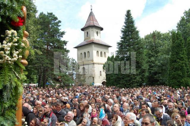 Sute de credincioşi, prezenţi la Hramul Catedralei Arhiepiscopale din Suceava