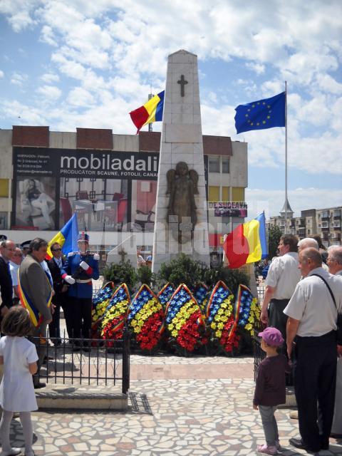 Monumentul Eroilor Din Piaţa Nada Florilor Din Fălticeni Foto 3