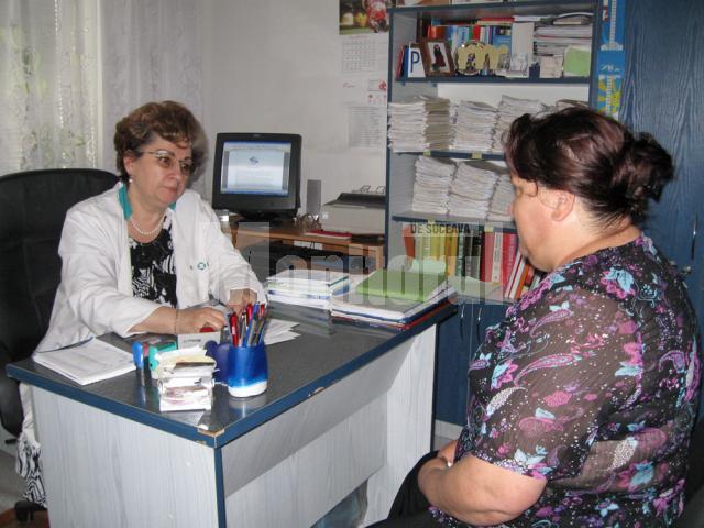Dr. Irina Badrajan, discutând cu pacienta Rodica Macovei
