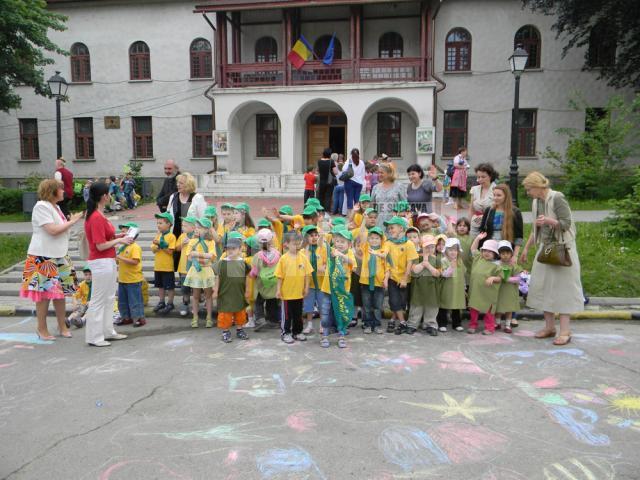 Copii de grădiniţă au participat la un concurs de desene pe asfalt