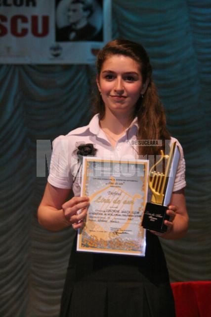 Elena  Dinuţa Costache cu Diploma şi Trofeul Lira de Aur