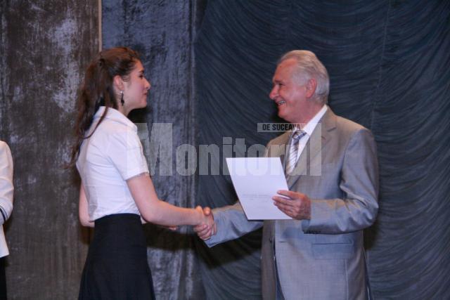 Viorel Munteanu, preşedintele juriului înmânându-i diploma câştigătoarei  Lirei de Aur