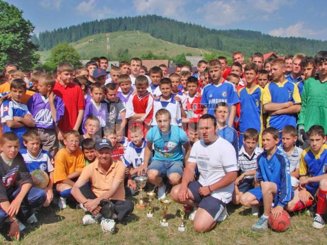Participare numeroasă la Zilele Sportului Şcolar de la Putna şi fotografii alături de vedeta Mihai Roman