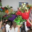 Micii Picasso îşi acoperă profesoara cu flori