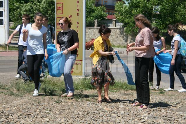 Voluntari la actiunea de ecologizare