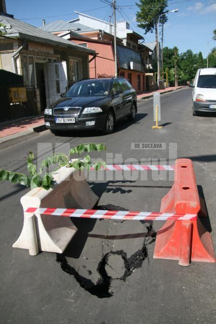 Groapa uriaşă de pe strada Alexandru cel Bun, din zona Cimitirului Evreiesc, a apărut peste noapte