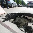 Groapa uriaşă de pe strada Alexandru cel Bun, din zona Cimitirului Evreiesc, a apărut peste noapte