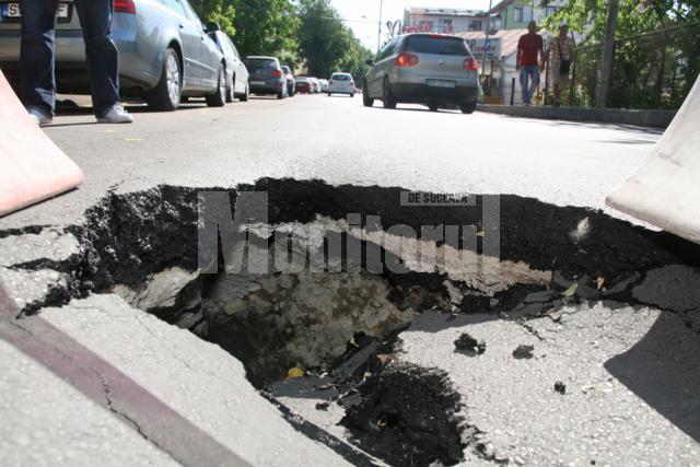 Groapa uriaşă de pe strada Alexandru cel Bun, din zona Cimitirului Evreiesc, a apărut peste noapte