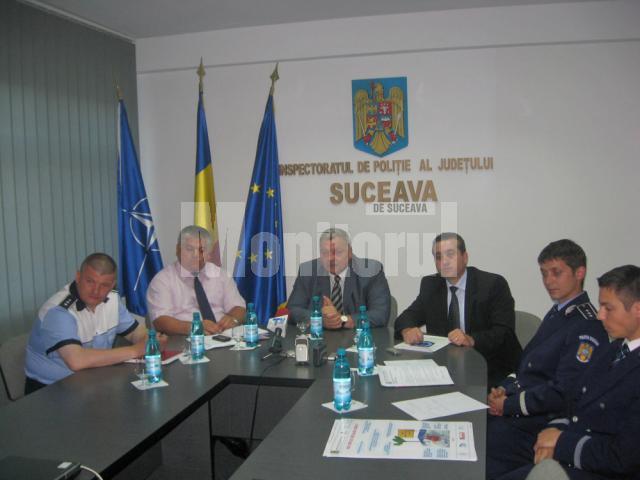 Şefii de la Bucureşti, Marin Moţoc şi Constantin Gabriel, în centrul imaginii, au organizat instruirea de ieri, de la Suceava