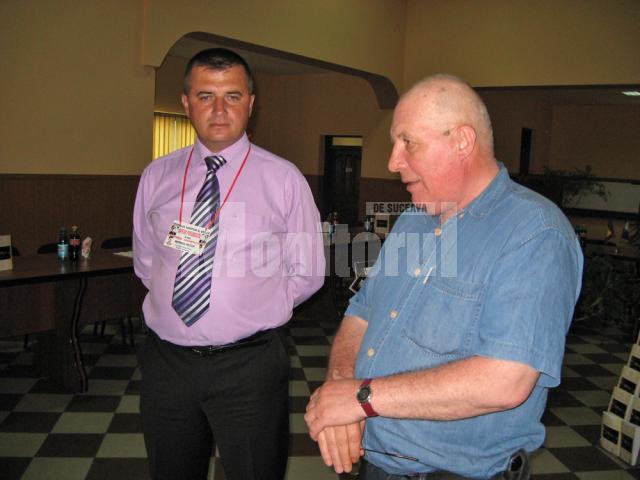 Primarul Gheorghe Lesenciuc şi  Ion Drăguşanul, autorul monografiei  comunei Breaza