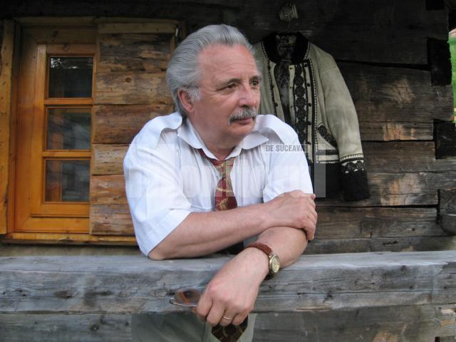Vasile Tărâţeanu în pridvorul unei case huţăneşti din Sătucul bucovinean