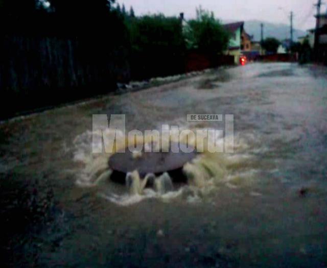 Ploile torenţiale care au căzut joi au provocat inundarea mai multor curţi, pensiuni şi restaurante din Vatra Dornei