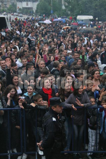 Deşi vremea nu a fost una deloc potrivită pentru un concert în aer liber, scenă a fost împânzită de o mare de oameni