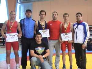 Cei trei medaliaţi, alături de antrenorii Valerica Gherasim si Andrei Bolohan, dar şi doi colegi de la seniori ce i-a încurajat din tribune