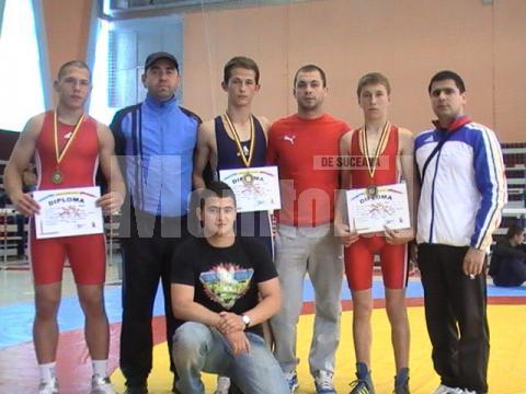 Cei trei medaliaţi, alături de antrenorii Valerica Gherasim si Andrei Bolohan, dar şi doi colegi de la seniori ce i-a încurajat din tribune