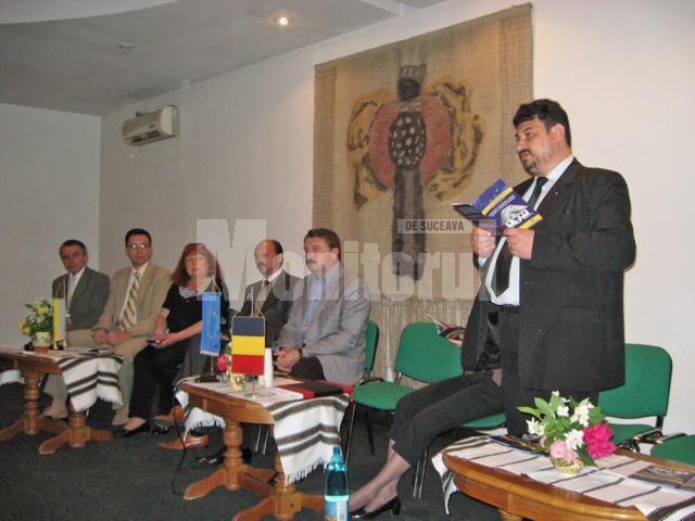Directorul Muzeului Bucovinei prezentând echipele de proiect