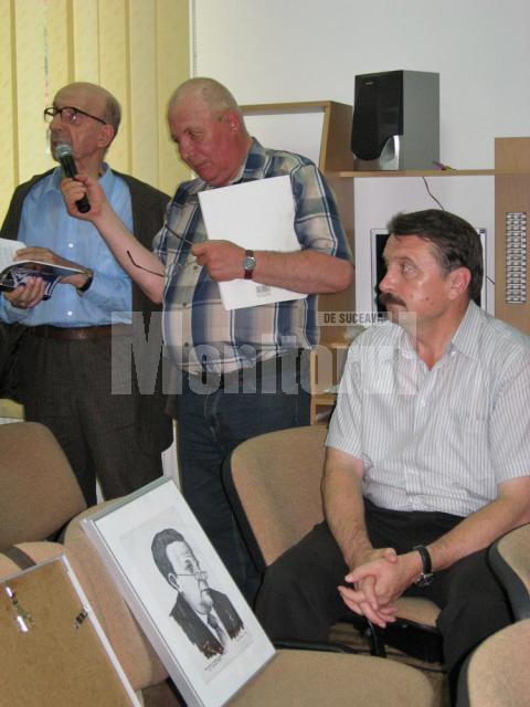 Scriitorul Eugen Dimitriu, Ion Drăguşanul şi Vasile Ilie lângă portretul lui Gheorghe Flutur
