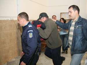 Poliţistul Iftimie, escortat de colegii lui de la Arest