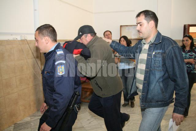 Poliţistul Iftimie, escortat de colegii lui de la Arest