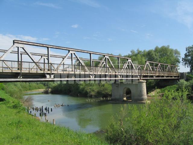 Un alt pod care s-a şubrezit de-a lungul anilor este cel de pe DN 29A, care traversează râul Siret în zona localităţii Zvoriştea