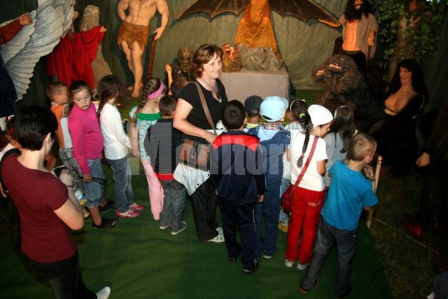 Copii vizitând expoziţia
