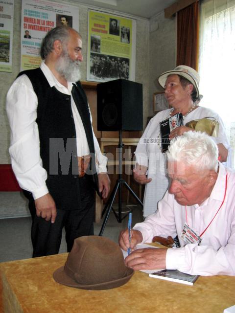 George Ungureanu oferind autografe cititorilor