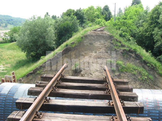 Calea ferată dintre Suceava şi Cacica a fost ruptă în urma inundaţiilor de anul trecut