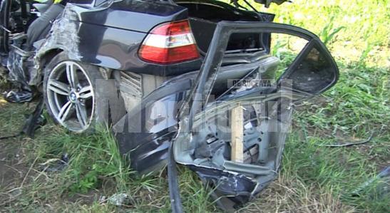 Impactul BMW-ului cu copacul de pe marginea drumului a fost deosebit de violent