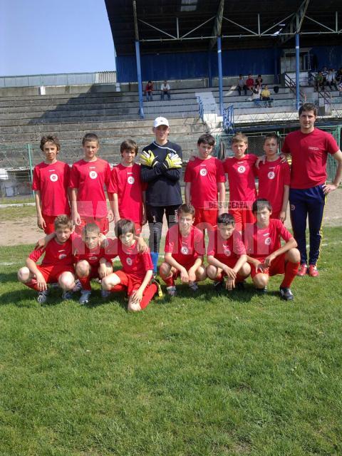 Tinerii fotbalişti antrenaţi de Adrian Cerlincă au avut parte de adversari puternici la turneul de la Piatra Neamţ