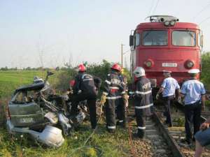 Autoturismul a fost lovit în plin, la o trecere de cale ferată, de trenul rapid Bucureşti-Suceava Foto: ZIARUL de IAŞI