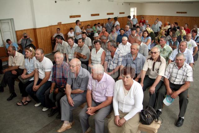Prefectul Sorin Popescu s-a întâlnit ieri, la Sf. Ilie, cu peste o sută de proprietari de terenuri şi le-a promis că va discuta punctual fiecare situaţie
