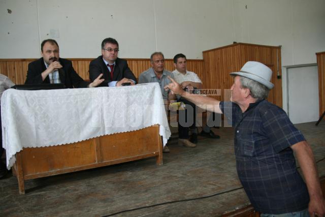 Întâlnire în van între autorităţi şi proprietarii de terenuri de la Şcheia