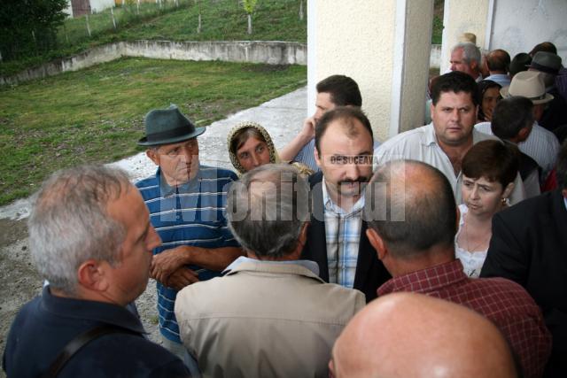 Întâlnire în van între autorităţi şi proprietarii de terenuri de la Şcheia
